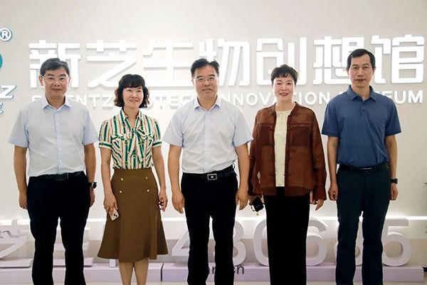 領導合(hé)影(yǐng)